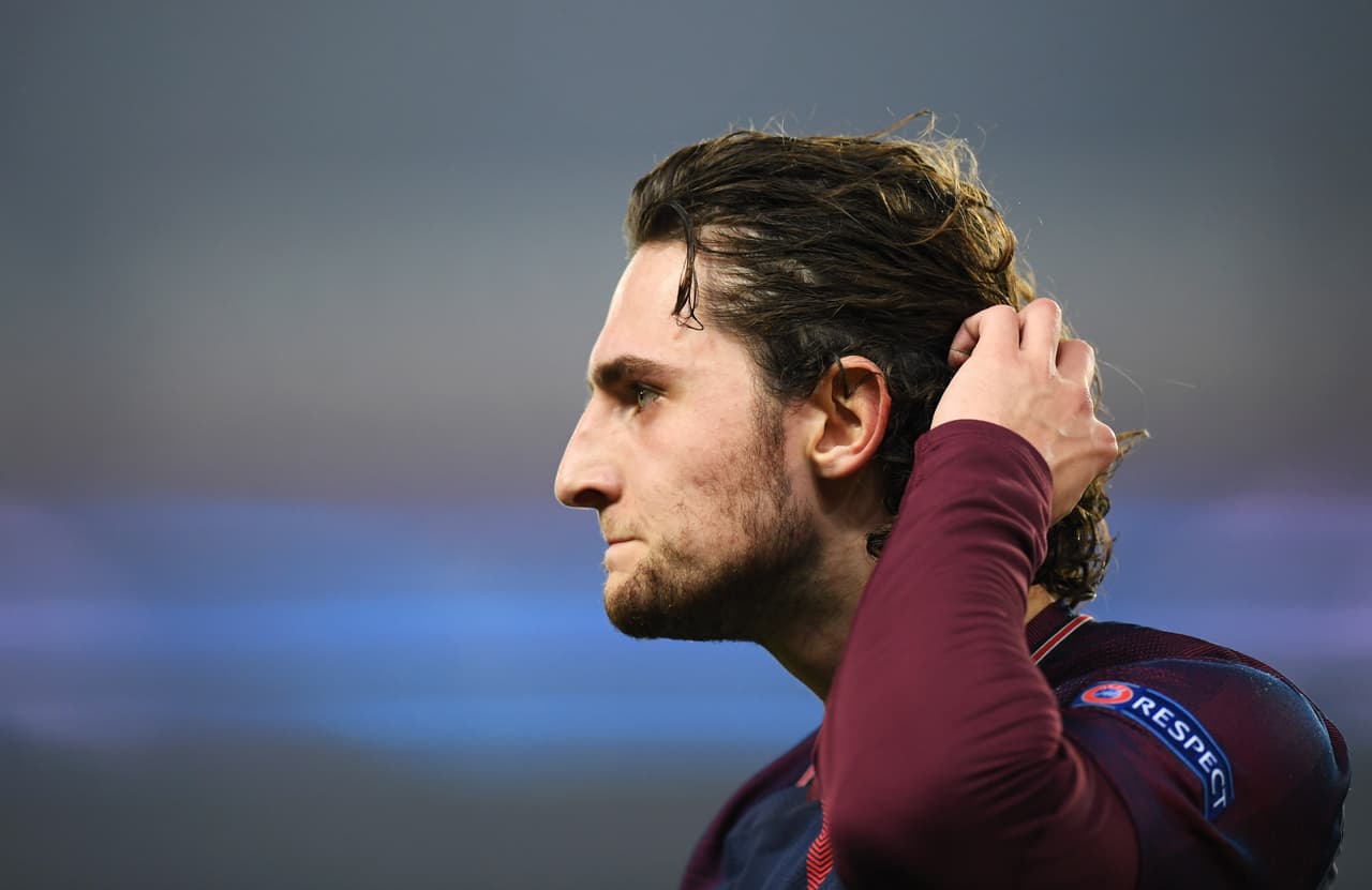 Los directivos de PSG le presentarán una nueva oferta al volante francés Adrien Rabiot, quien antes ha mostrado su interés en salir del club.