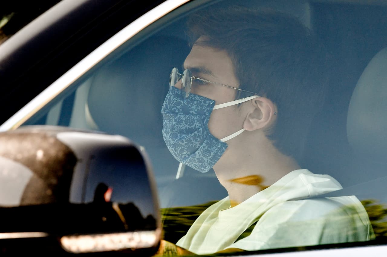 Así llegó Paulo Dybala arrives al Juventus sport center tras dos meses de confinamiento y tres pruebas positivas de coronavirus.