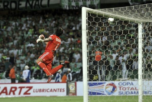 Esta no fue la única jugada en la cual River Plate se salvó del gol. En el encuentro de ida el guardameta argentino vio como pasaba el balón rosando el travesaño de su meta ante el Atlético Nacional.