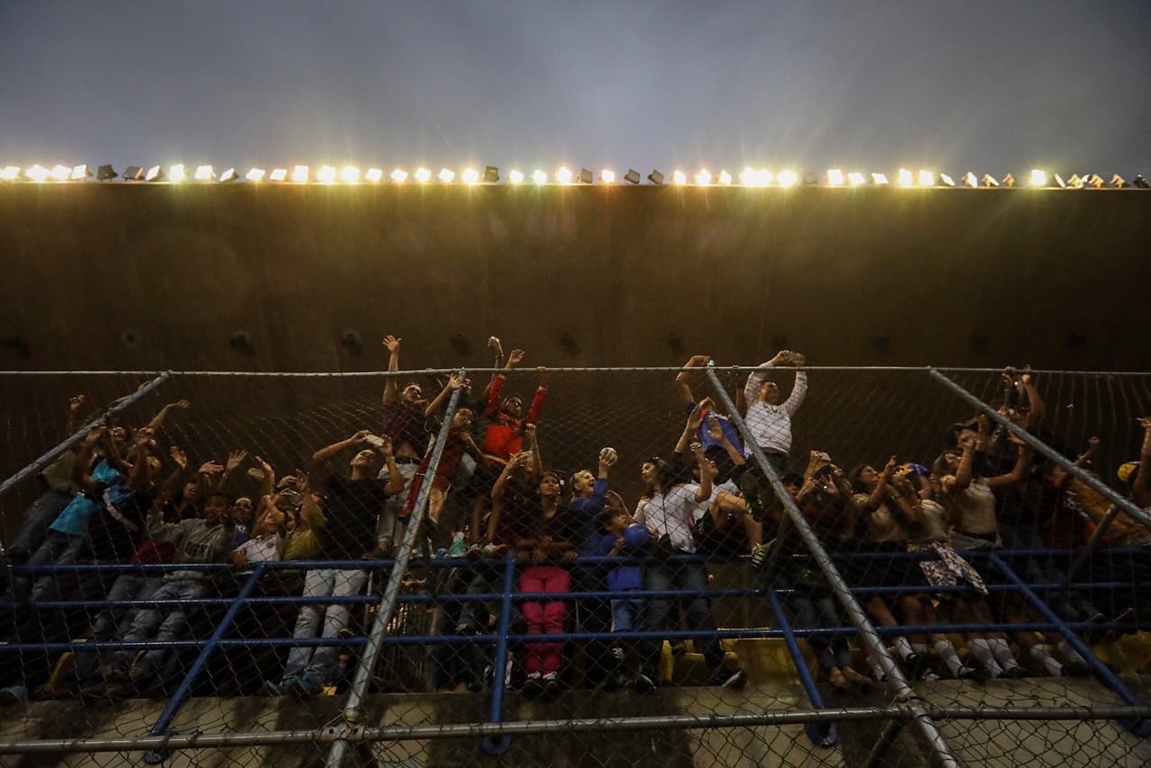 CAR135. CARACAS (VENEZUELA), 13/06/2017.- Fanáticos venezolanos participan en un homenaje a la selección Sub'20 de fútbol hoy, martes 13 de junio de 2017, en Caracas (Venezuela). Miles de venezolanos homenajearon este martes a los jugadores de la plantilla Sub'20 de su país, que obtuvo el subcampeonato en el Mundial de la categoría que se disputó hasta el pasado 11 de junio en Corea del Sur, con un multitudinario acto en el estadio Olímpico de la Universidad Central de Venezuela (UCV), en Caracas. EFE/MIGUEL GUTIÉRREZ