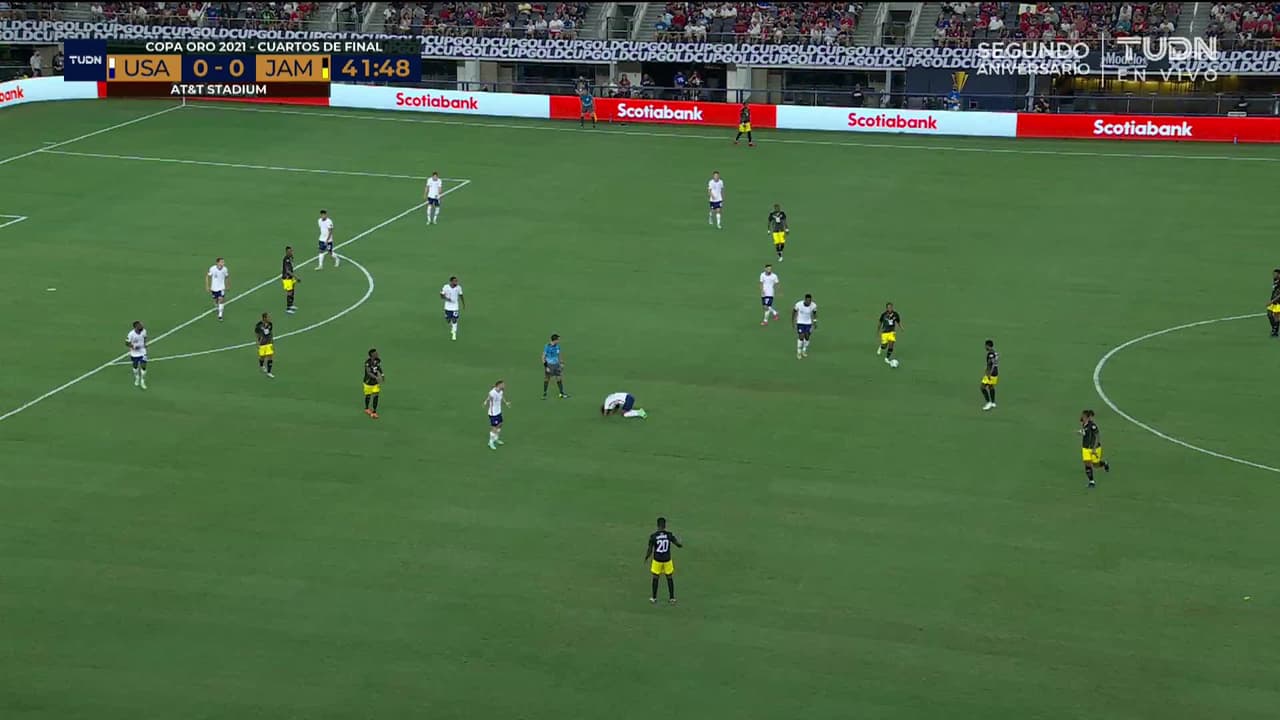 ¡TIRO ATAJADO! disparo por Bobby Reid.