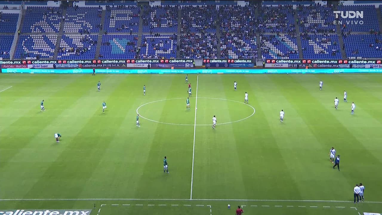 Arranca el partido y la pelota está en juego.