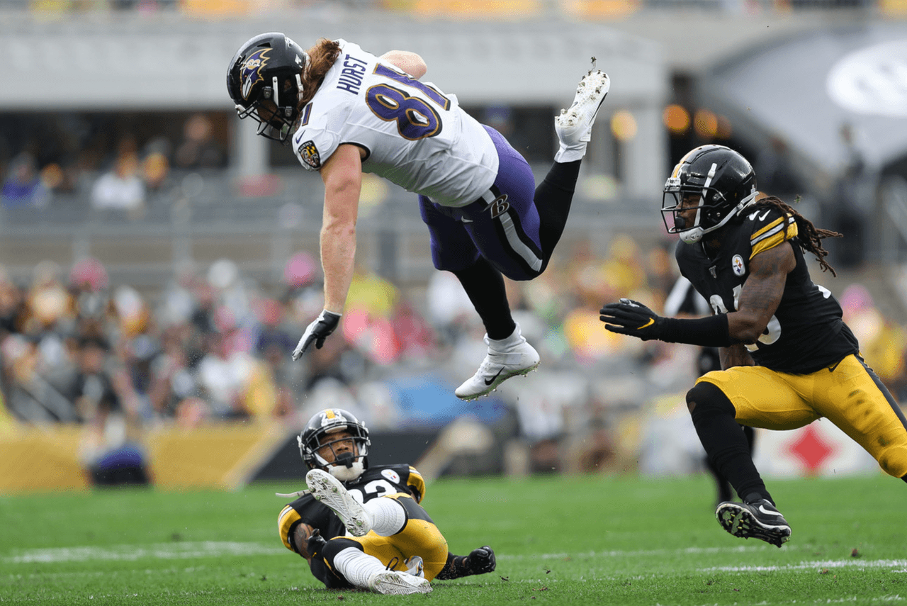 Hayden Hurst de Baltimore Ravens vuela ante los Pittsburgh Steelers.
