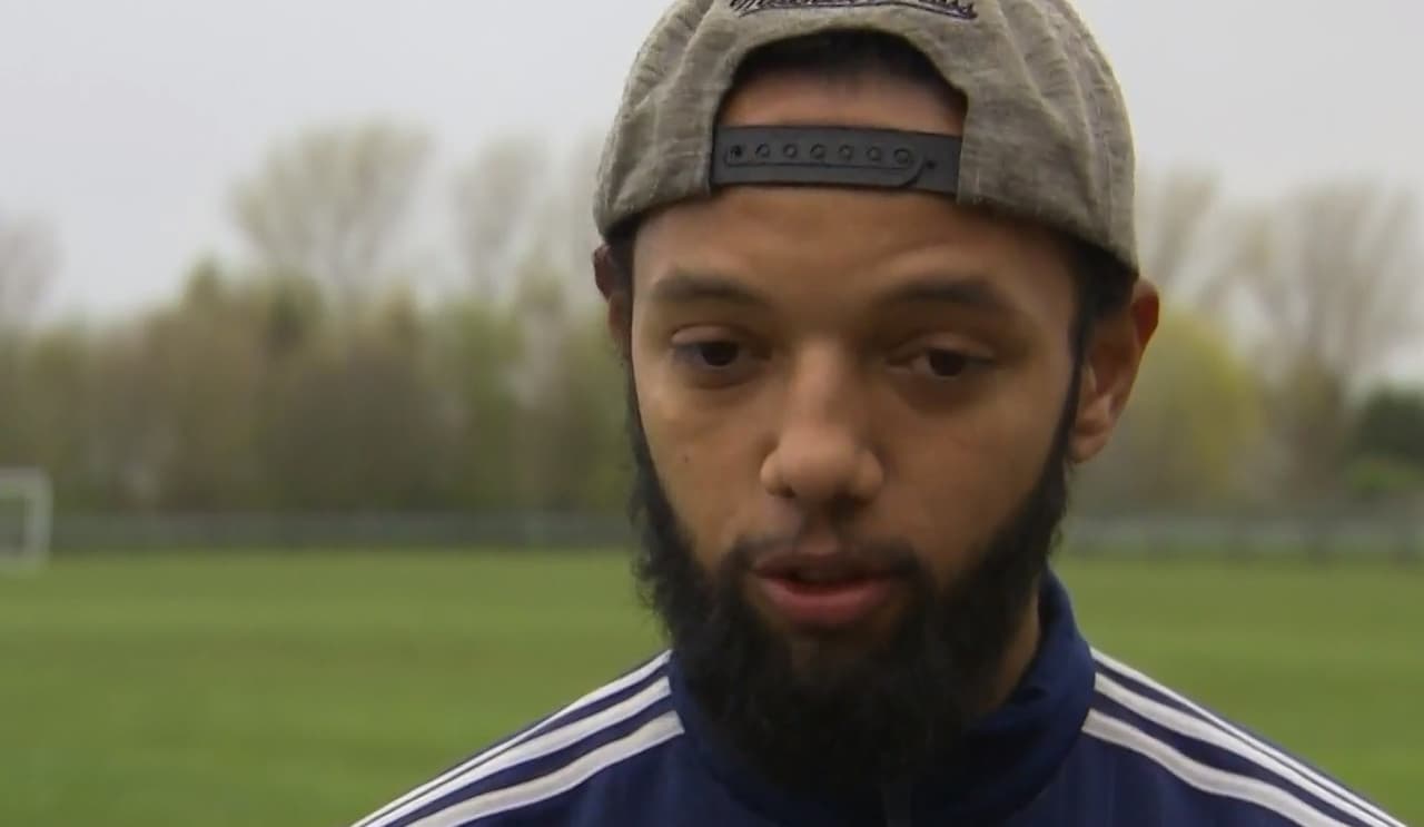 A Harris le profirieron sonidos de mono.