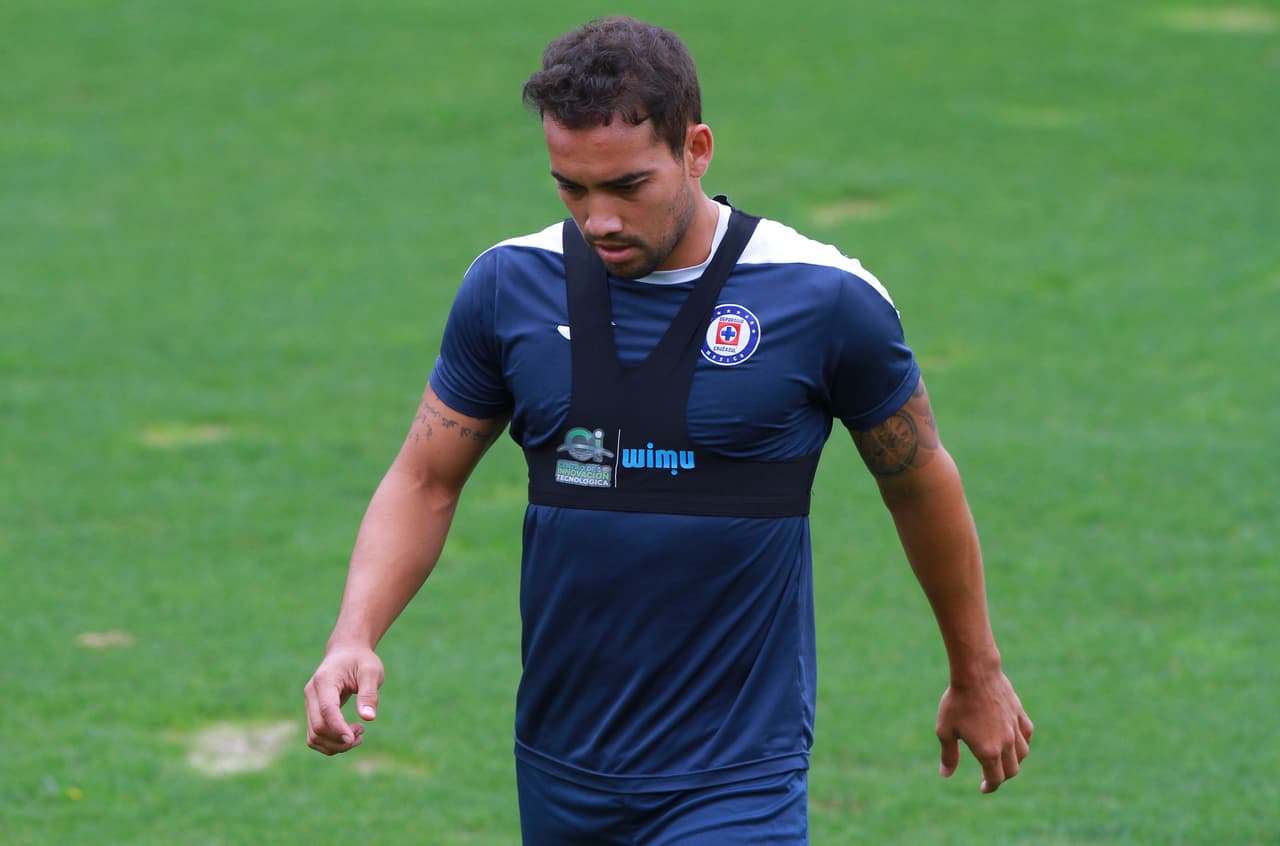 Este martes 25 de junio los integrantes del Cruz Azul se entrenaron en La Noria con Pedro Caixinha dirigiendo la práctica. Estuvo presente Ricardo Peláez, director deportivo del equipo Celeste. En el entrenamiento estuvieron ausentes los jugadores que pertenecen a alguna selección del continente americano que por ahora disputan la Copa Oro o la Copa América. Pero se vio a los lesionados Elías Hernández y Stephen Eustaquio integrados de lleno. Estuvieron también jugadores como Édgar Méndez y Martín Cauteruccio, vinculados a salir del club. Esto fue lo que hizo La Máquina hoy.