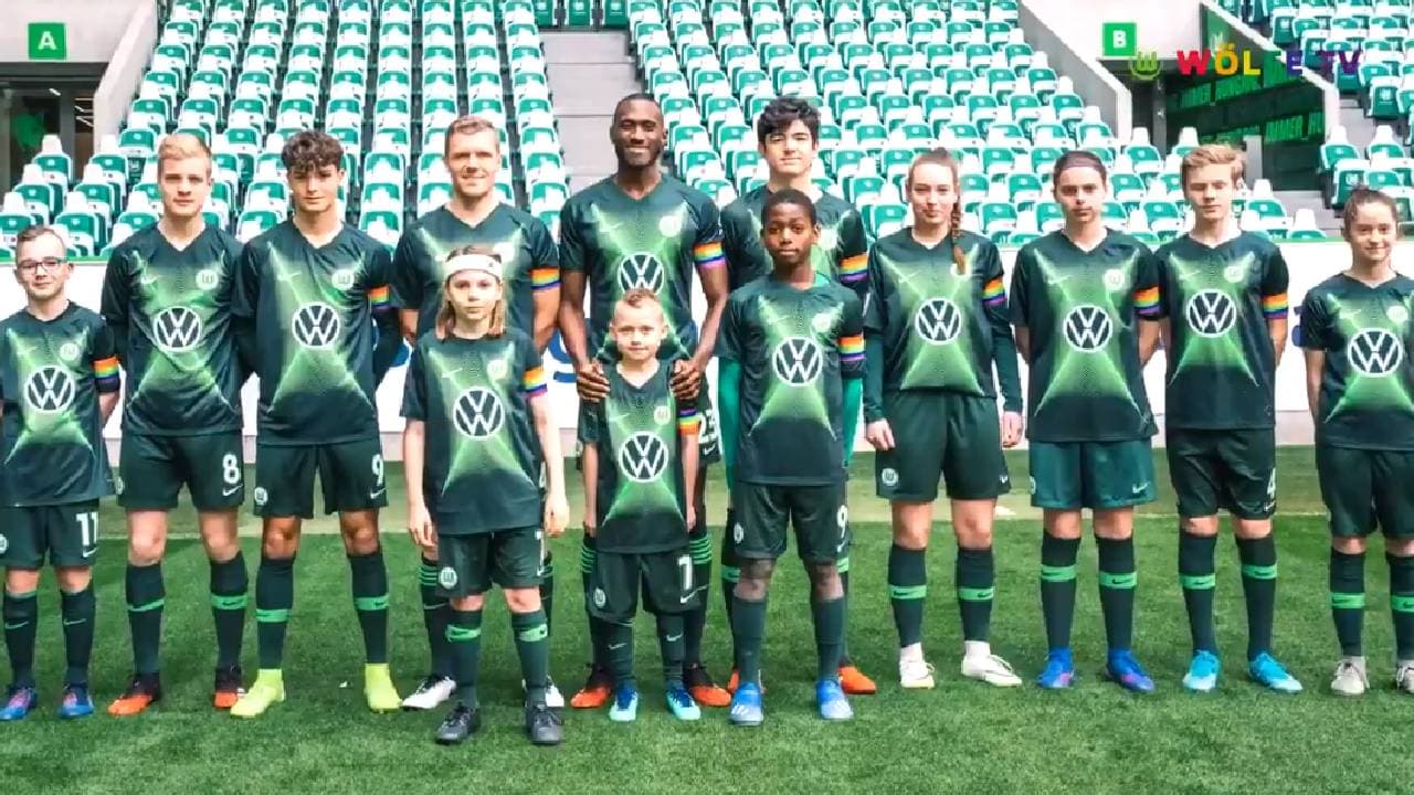 Con el lema “Por la diversidad, en contra de la exclusión” lanzaron la campaña para promocionar el espectacular jersey conmemorativo.