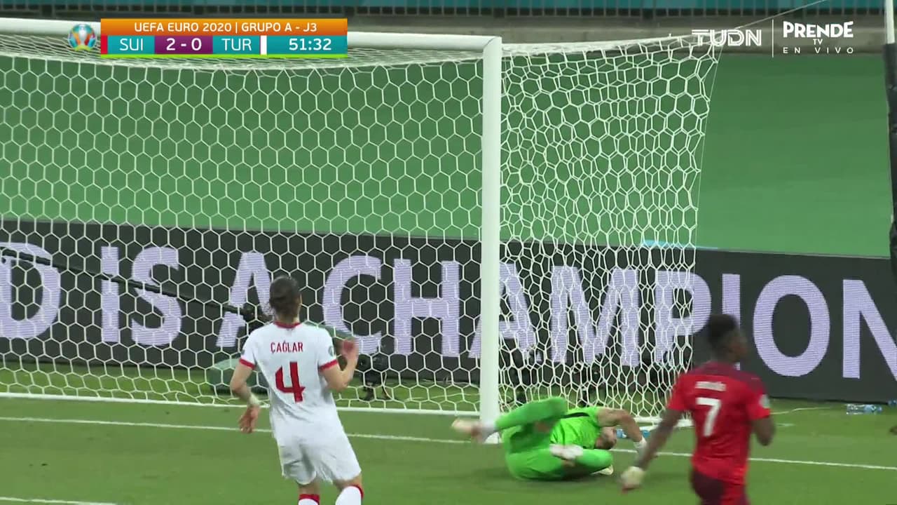 ¡TIRO ATAJADO! disparo por Breel Embolo.