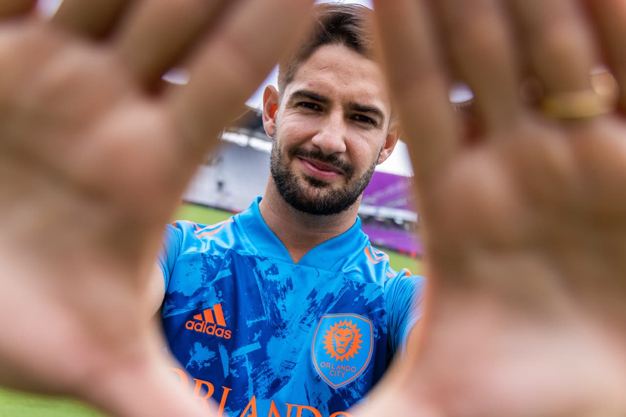 Las casacas están realizafas con Parley Ocean, un plástico interceptado en diferentes áreas costeras.
<br>
<br>