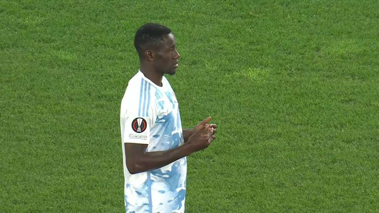 Arranca el partido y la pelota está en juego.