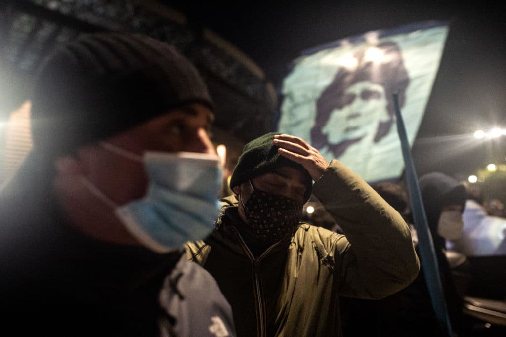 Se congregaron afuera del Estadio de San Paolo con pancartas.