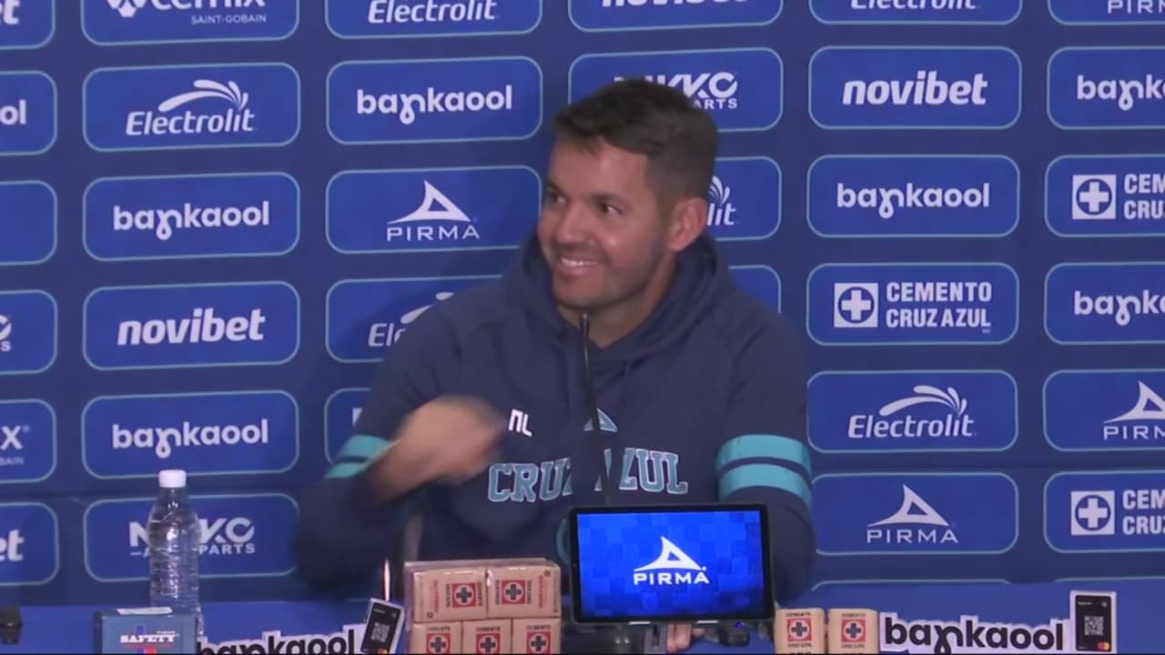 "Acá hay que hacer de todo", el chascarrillo de Larcamón en plena conferencia