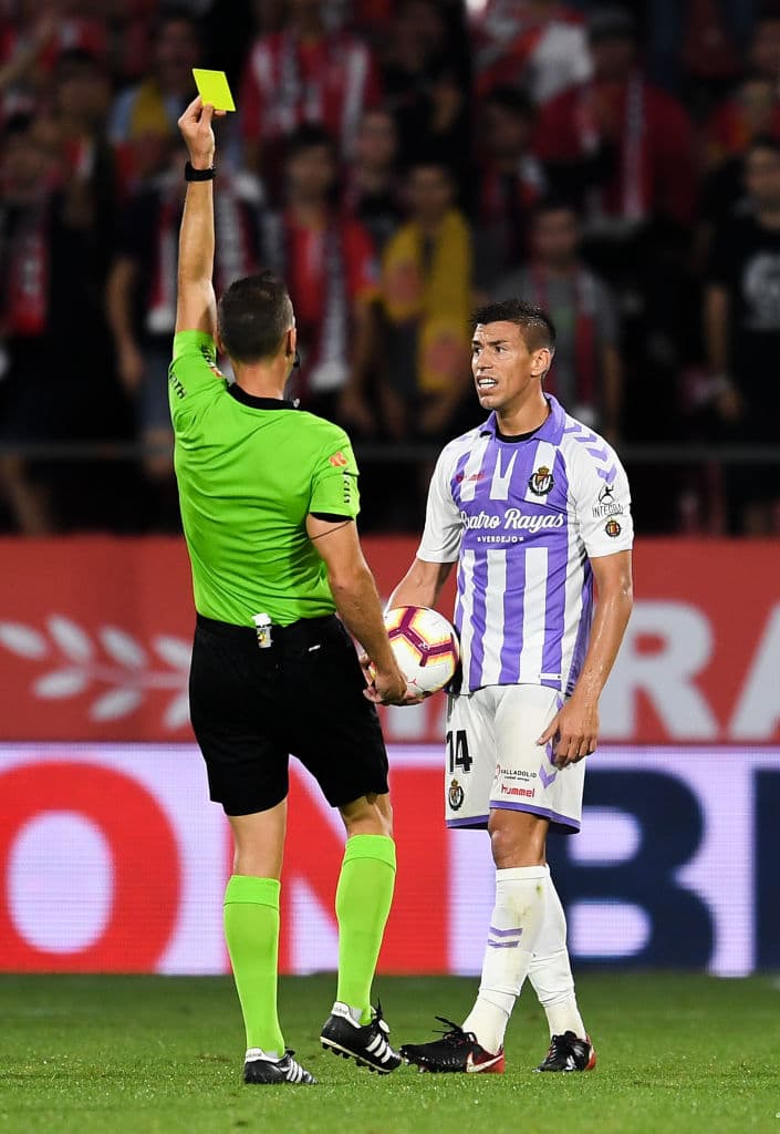 La primera amonestación del torneo la vio Rubén Alcaraz de Valladolid.