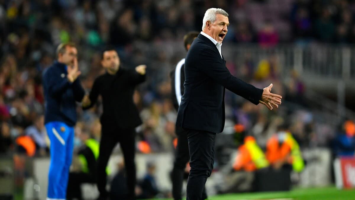 Javier Aguirre, inconforme por depender de otros para evitar el descenso