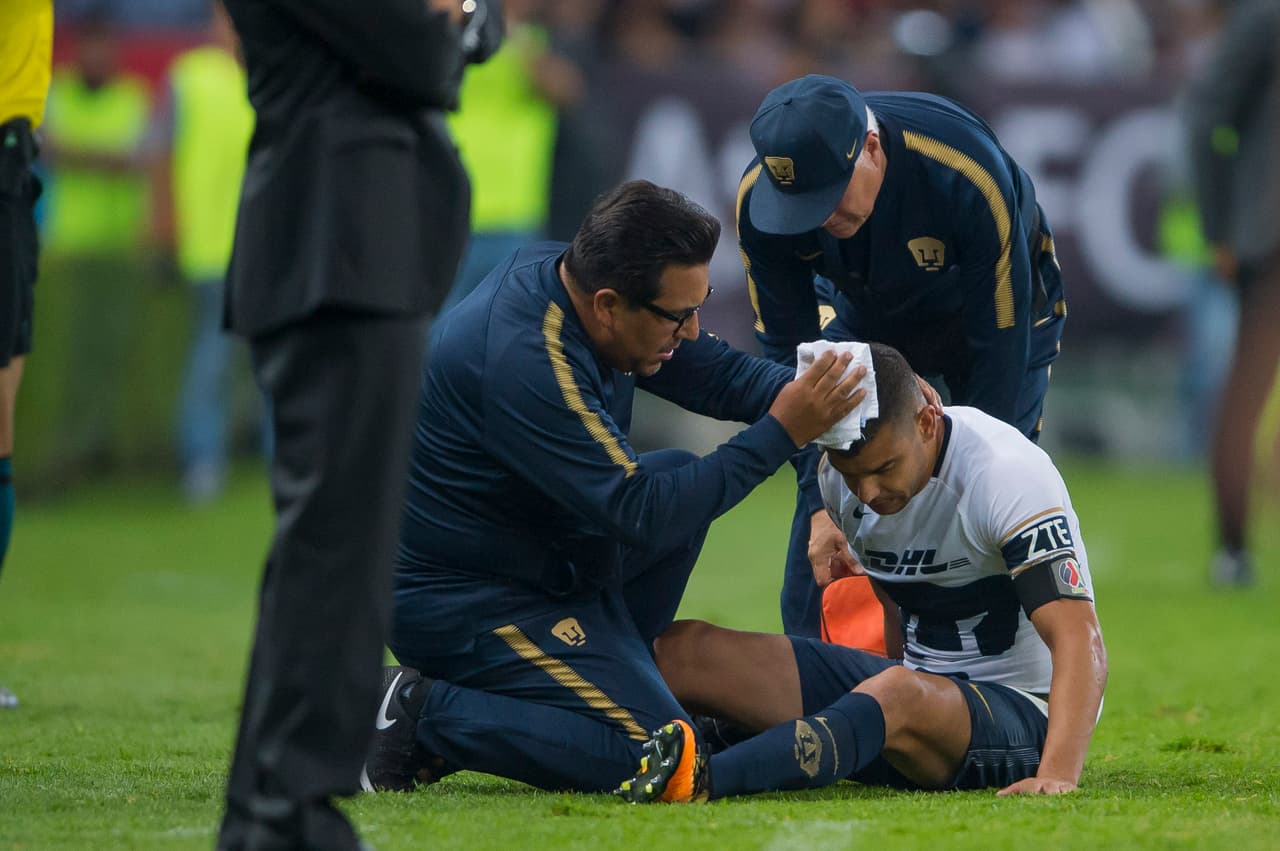 Gerardo Alcoba tuvo que ser atendido de un corte en la cabeza tras sufrir un fuerte choque.