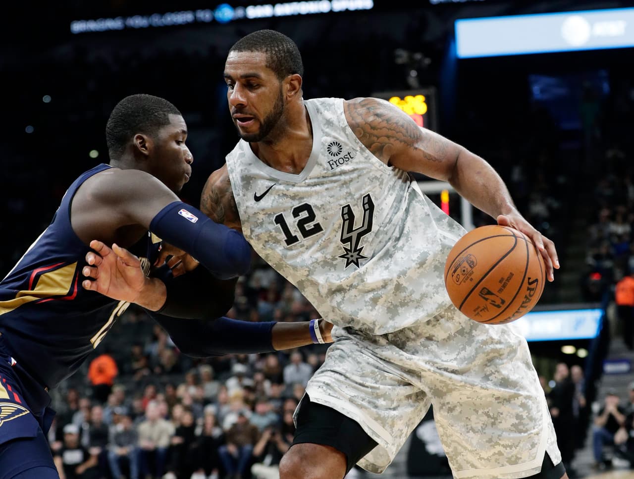 Lamarcus Aldridge (derecha) anotó 25 puntos y tuvo 14 rebotes para San Antonio Spurs que venció 113-108 a New Orleans Pelicans.