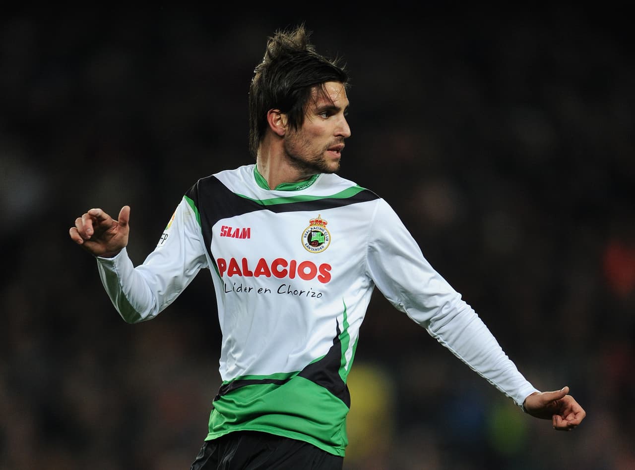 Adrian González falló con Racing en la atajada número 12 de Alves con Almería.