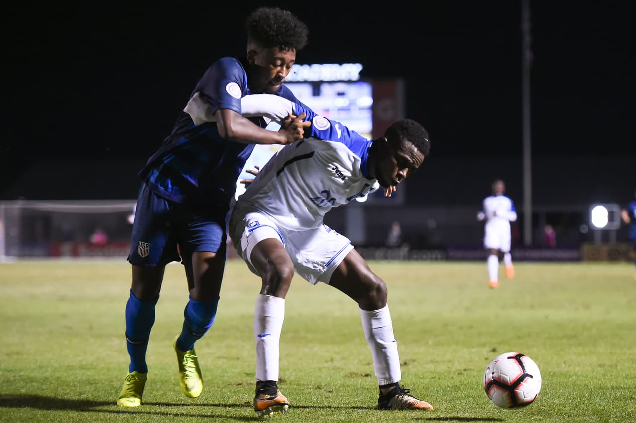 Se acercaba el final de la primera mitad y los estadounidenses acaparaban el esférico y cuando los hondureños querían construir o salir con orden, simple y llanamente no pudieron lograrlo.