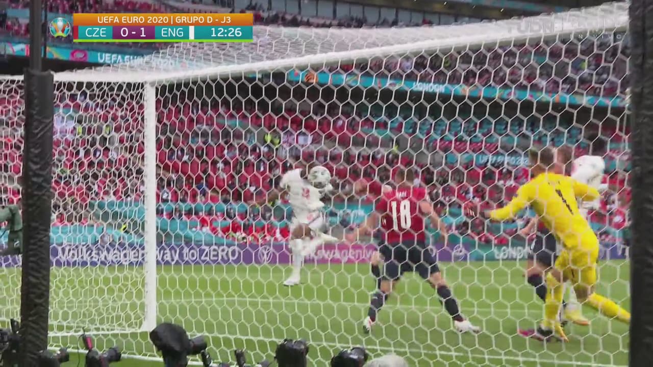¡Marearon a los checos! Ahora sí, Sterling pone el 0-1 de Inglaterra