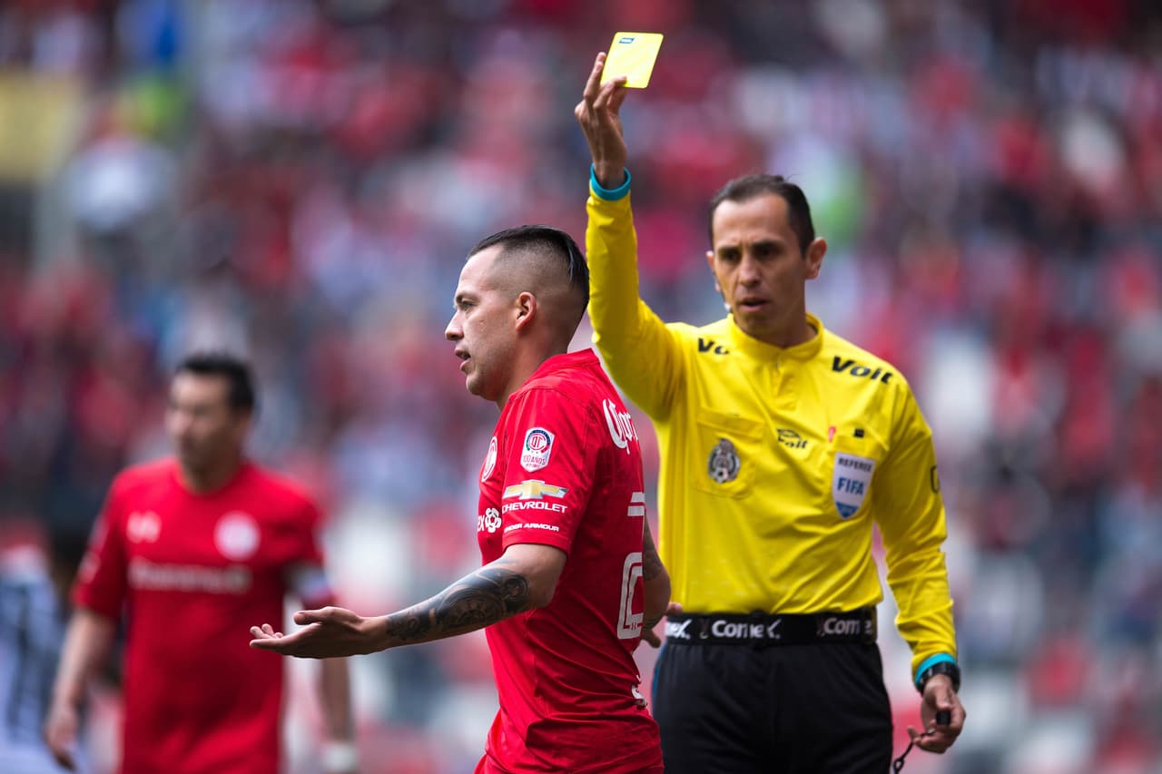 El árbitro se hizo protagonista con sus decisiones, una de ellas la expulsión del colombiano Avilés Hurtado al minuto 19 del primer tiempo.