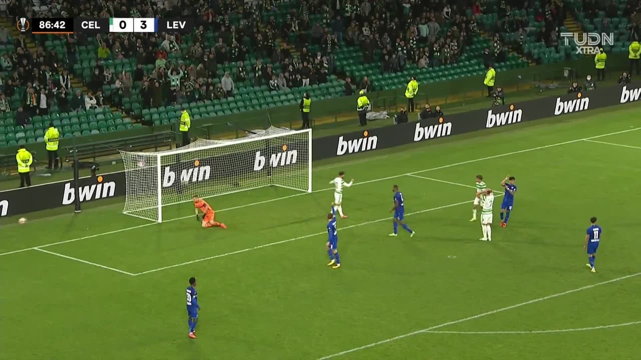 ¡TIRO ATAJADO! disparo por Georgios Giakoumakis.