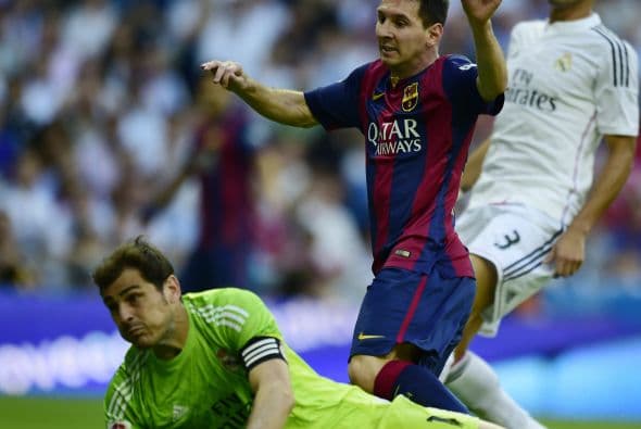 Poco después Casillas sacó con un manotazo otro mano mano contra Messi.