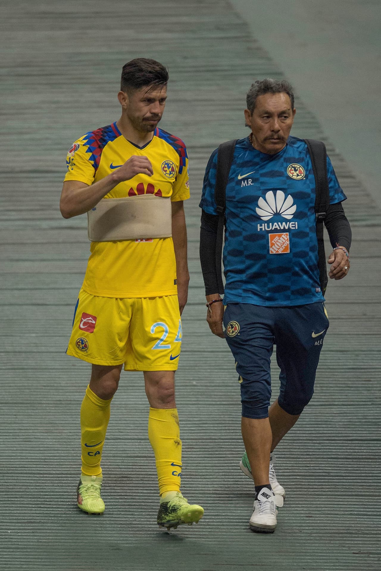 Oribe Peralta salió del campo y de inmediato se fue a los vestidores acompañado por el médico del equipo.