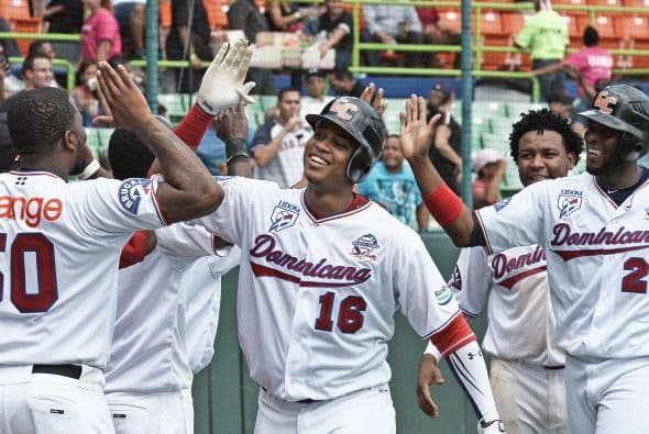 Estos logros defensivos llevaron a la novena dominicana a reaccionar con actitud ante el lanzador Norge Ruiz en la baja del sexto episodio cuando después de que Elián Herrera pegó doble y adelantó a la intermedia por un lanzamiento salvaje.