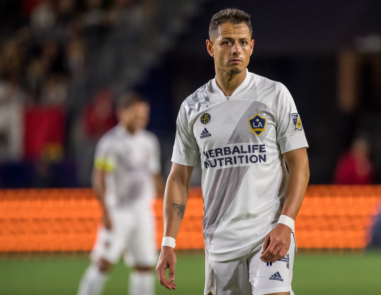 Aficionados del Galaxy explotan contra Chicharito Hernández