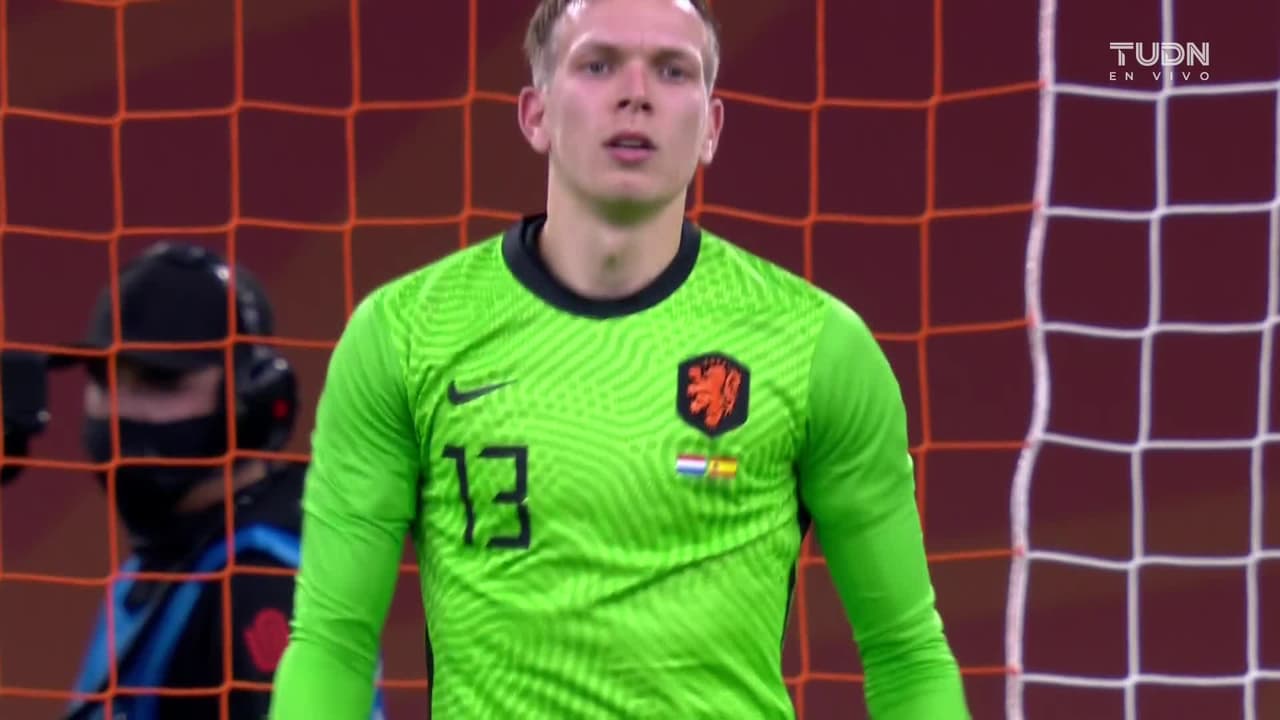 Arranca el partido y la pelota está en juego.