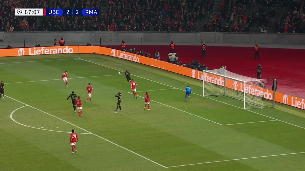 ¡TIRO ATAJADO! disparo por Toni Kroos.