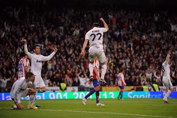 Poco después Xabi Alonso empujó con la cabeza otro cabezazo de Ronaldo, para adelantar a los merengue.