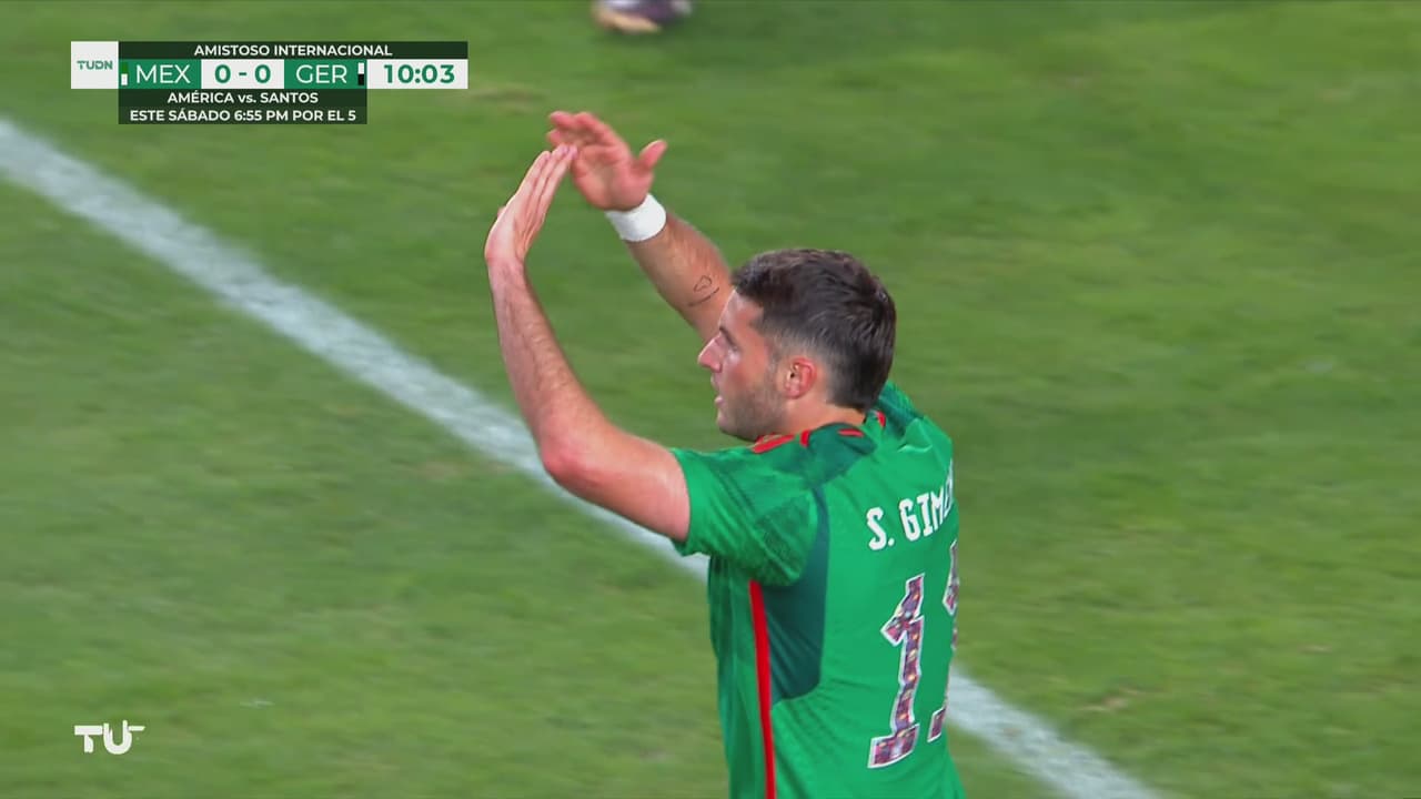 Media vuelta de Santi Giménez.... ¡Apenas abierta!