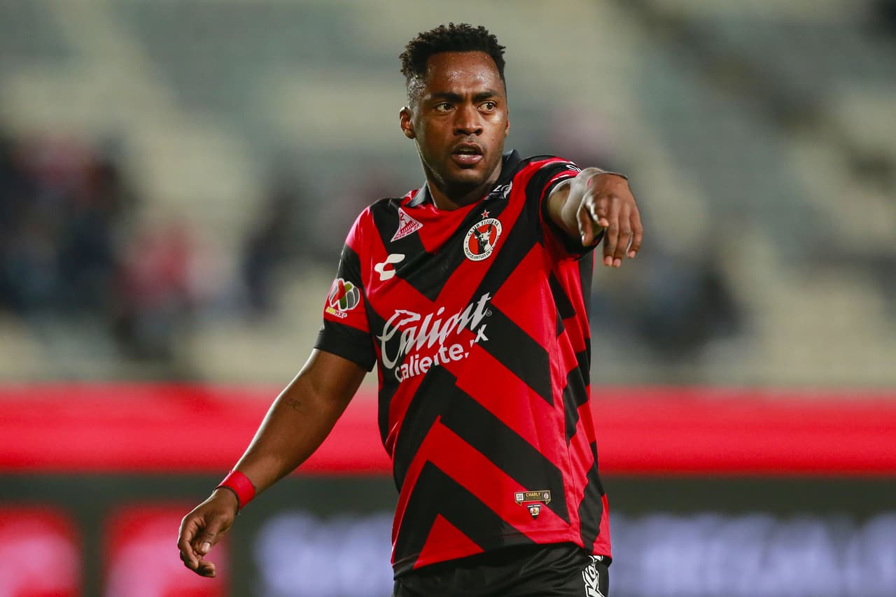 Pachuca perdonó a Xolos y hasta se dio el lujo de fallar un penal por conducto de Nico Ibáñez. El punto le alcanzó para recuperar el liderato por la diferencia de goles.