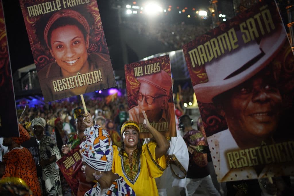 El enredo 'Resistencia', de la escuela Salgueiro, estuvo inspirado en las 
<a href="https://www.univision.com/radio/dallas-kfzo-fm/temas/protestas-george-floyd">protestas antirracistas ocurridas tras la muerte del estadounidense George Floyd</a> y el movimiento Black Lives Matter.