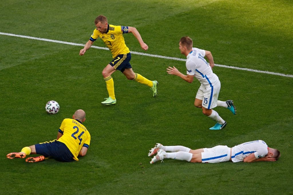 El solitario gol de Emil Forsberg desde los once pasos le da la victoria 1-0 a Suecia sobre Eslovaquia y los suecos comienzan a pensar en la fase eliminatoria.