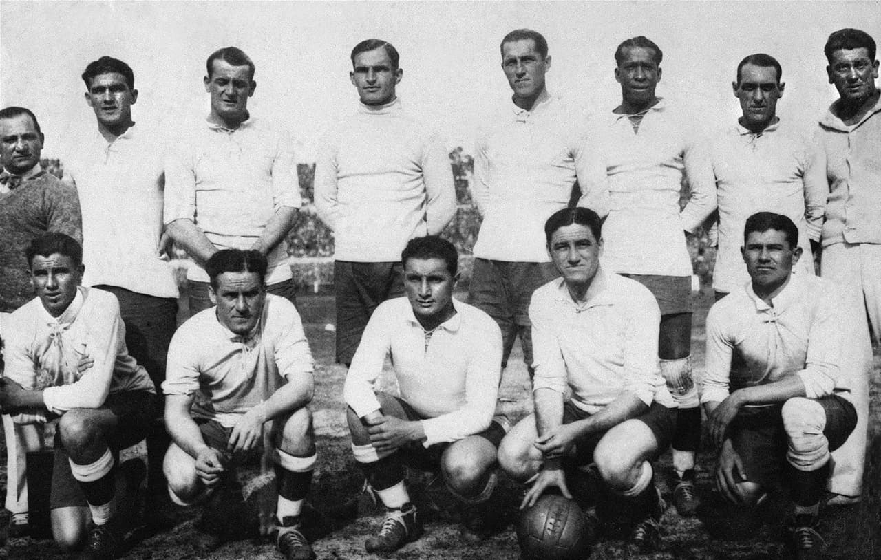 En Uruguay-1930, hubo 13 selecciones, 12 invitados más el organizador. La idea original era por eliminación directa con 16 selecciones, pero la renuncia de algunas europeas hizo que se jugase por sistema de Liga (3 grupos de 3 y 1 de 4 equipos). Los ganadores de grupo disputaron la semifinal.