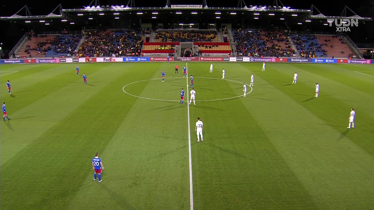 Arranca el partido y la pelota está en juego.