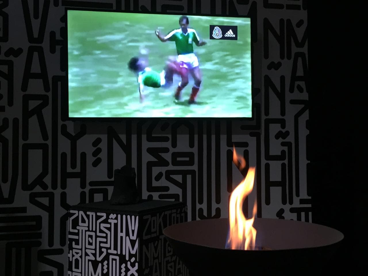 Como un homenaje a la cultura azteca y al balón con el que se jugó el Mundial de 1986, Adidas y la FMF presentaron este martes oficialmente el nuevo jersey de la selección mexicana de fútbol para la Copa Oro 2019. Un restaurante de la Colonia Juárez fue el lugar del evento, el cual se tiñó con lo mejor de la historia del Tri.