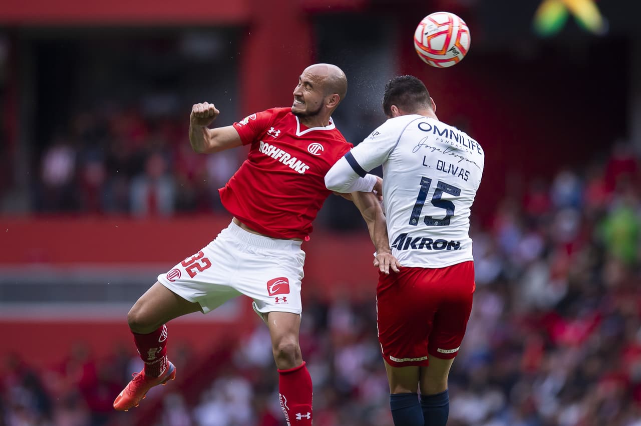 Toluca y las Chivas dividen puntos en un partido con emociones y polémica arbitral.