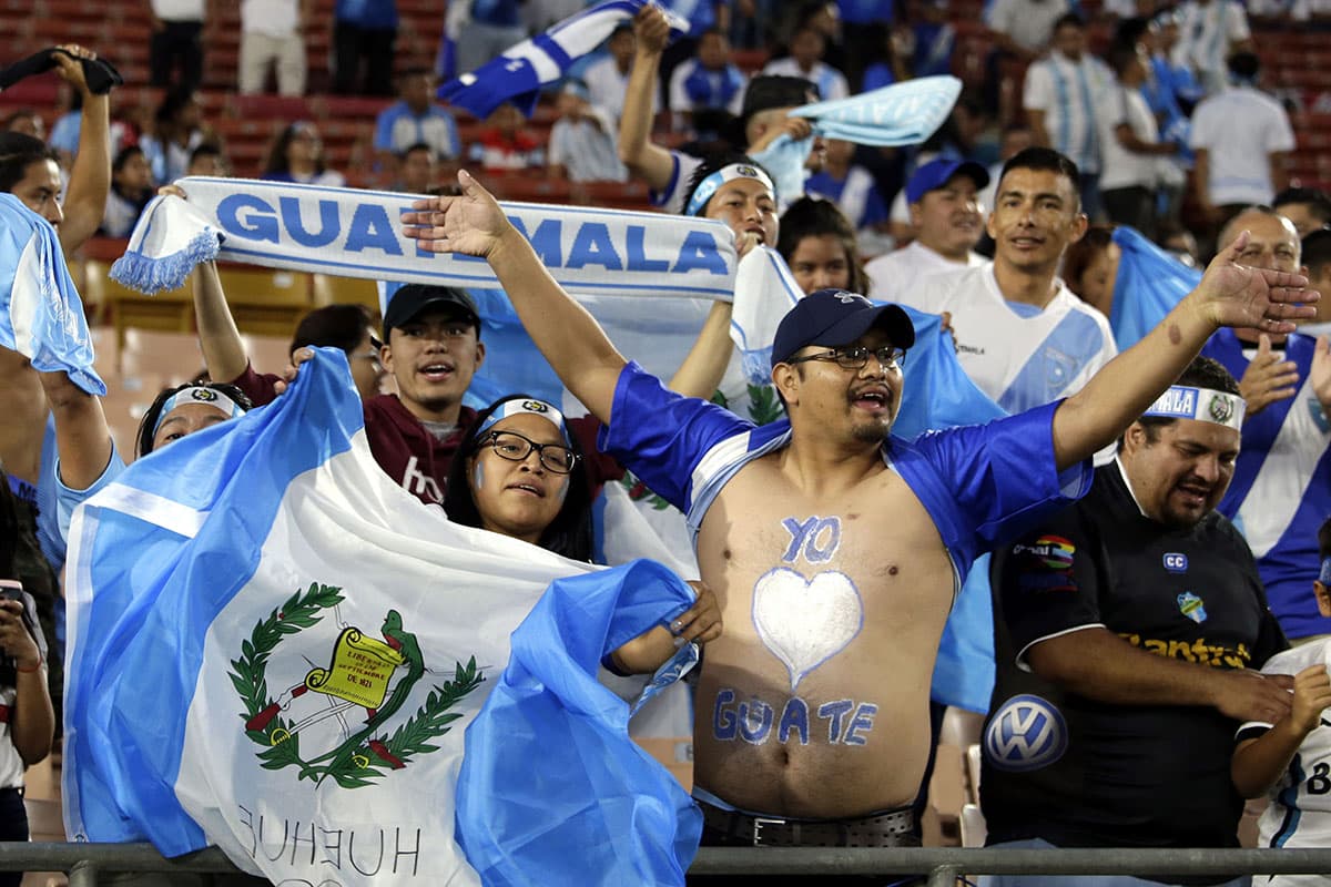 A pesar de la derrota, los aficionados guatemaltecos están felices de tener de vuelta a su selección en su tercer partido luego de dos años de suspensión que pagó la Federación Guatemalteca de Fútbol.