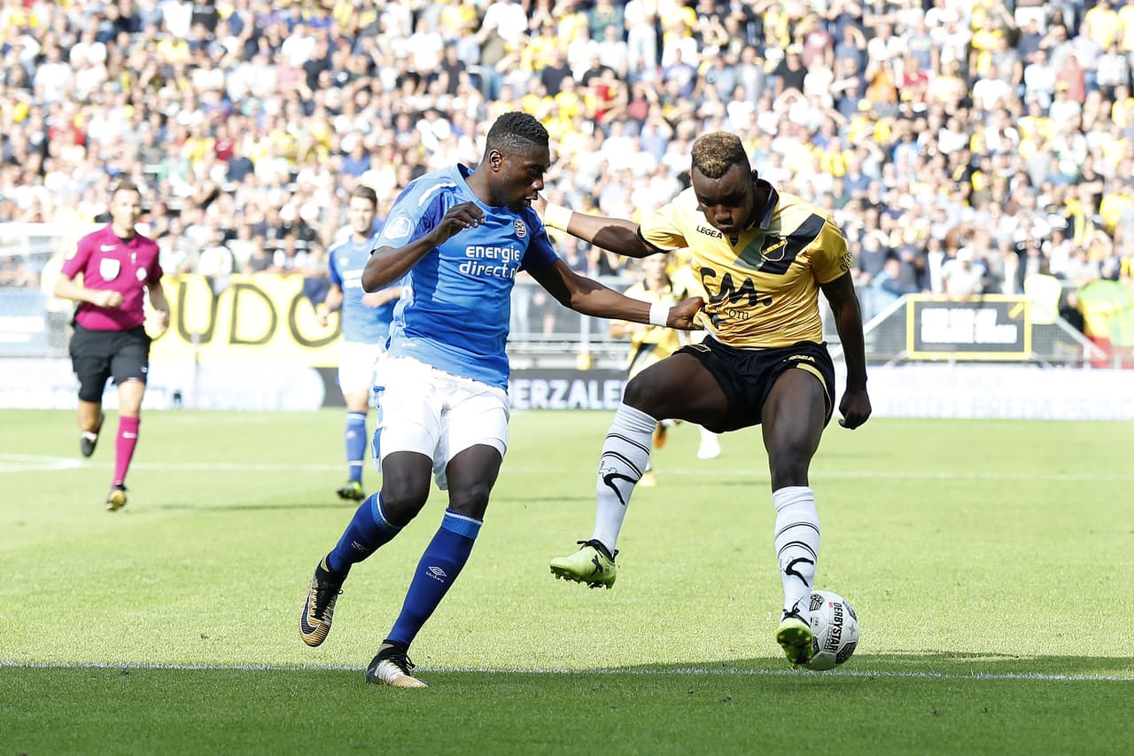 Ni por abajo, en los duelos entre atacantes y defensores.