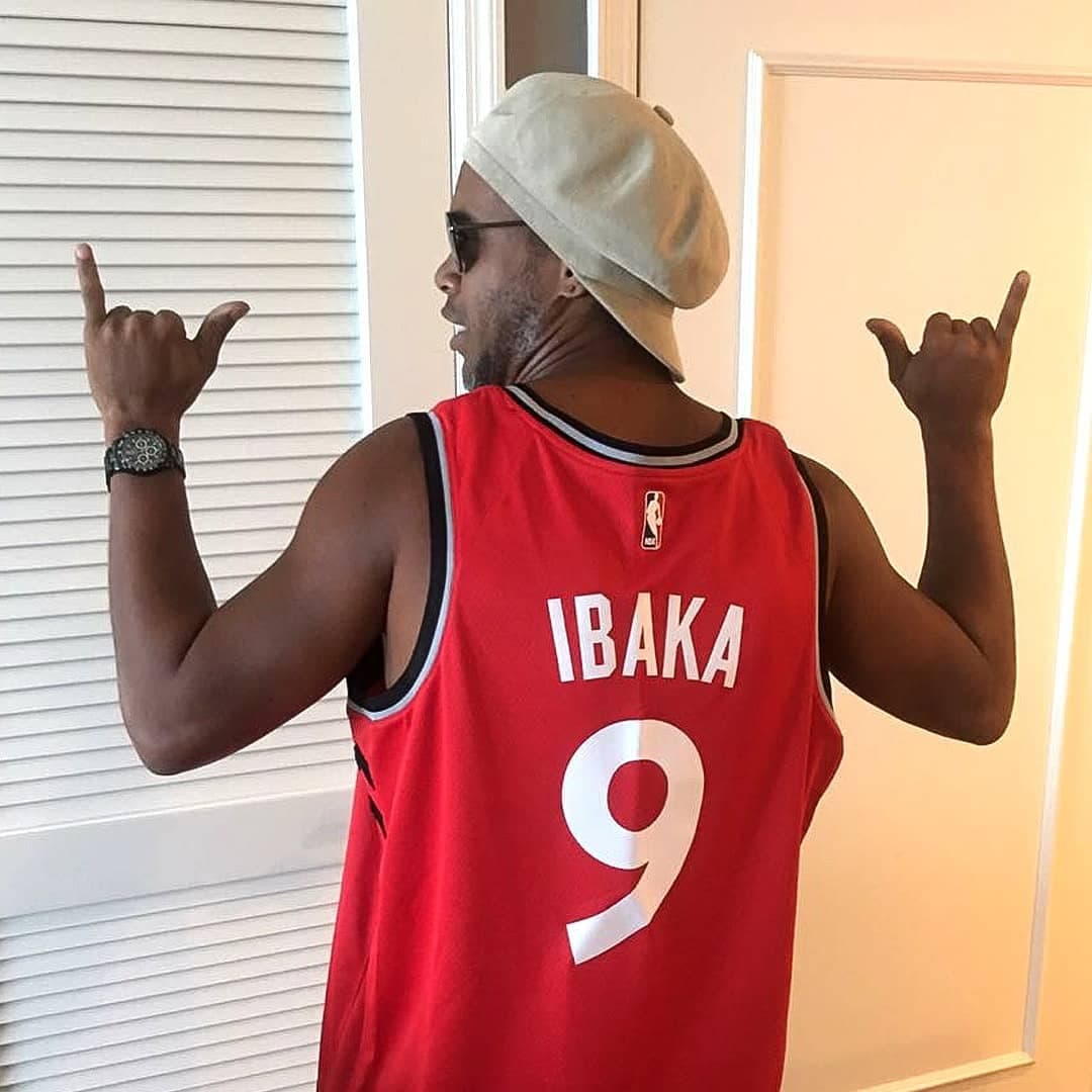 Ronaldinho luce la playera número 9 de Ibaka con la que compite con los Toronto Raptors, Serge Ibaka.