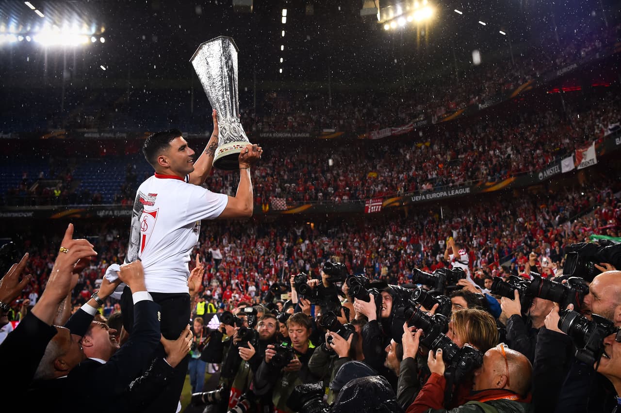 En el 2012 regresó a su casa, el Sevilla, con contrato por cinco temporadas. El canterano de oro se coronó campeón de de las históricas tres Europa League consecutivas de los hispalenses.