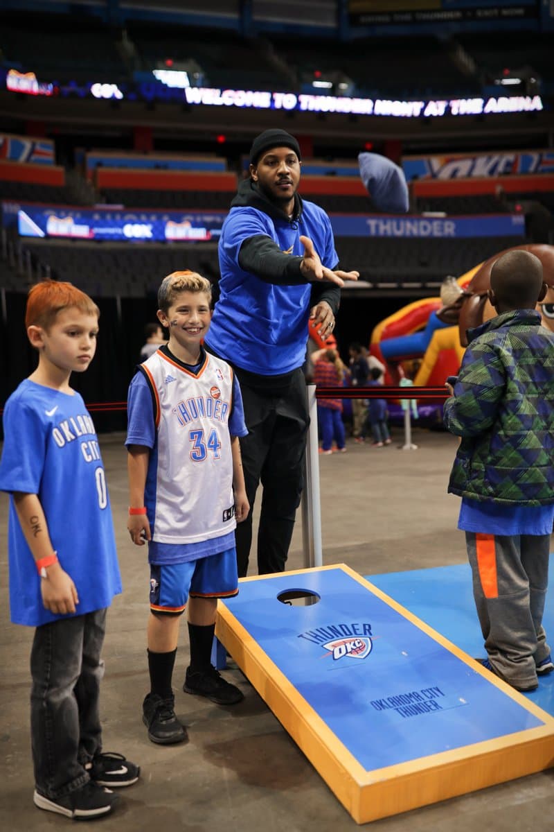 El Thunder recibió a 80 niños del Norman Boys and Girls Club para una cena servida por los jugadores, seguidos de juegos en la cancha.