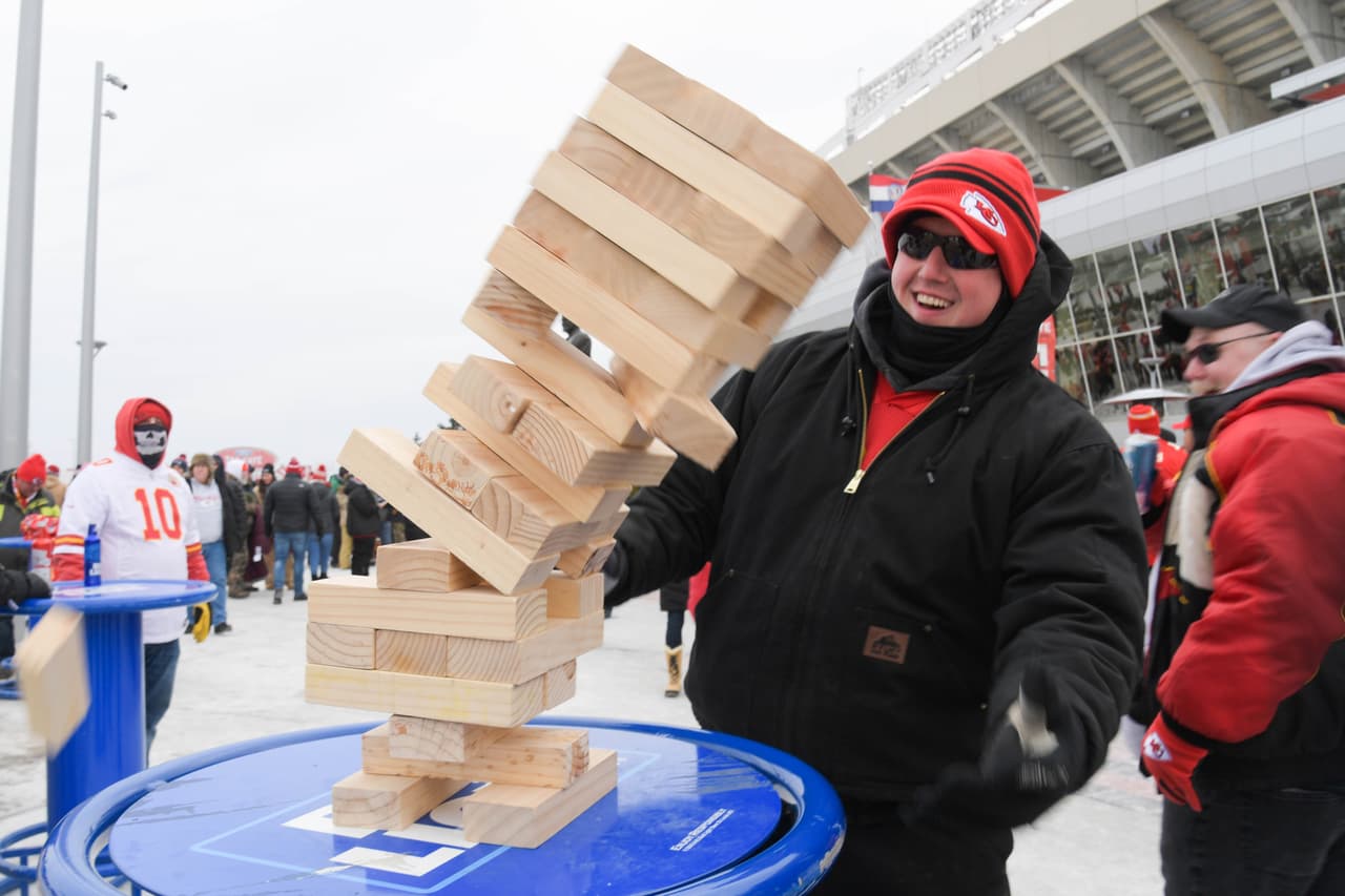 Jugar Jenga fue un recurso para los fanáticos de los Chiefs antes del partido.