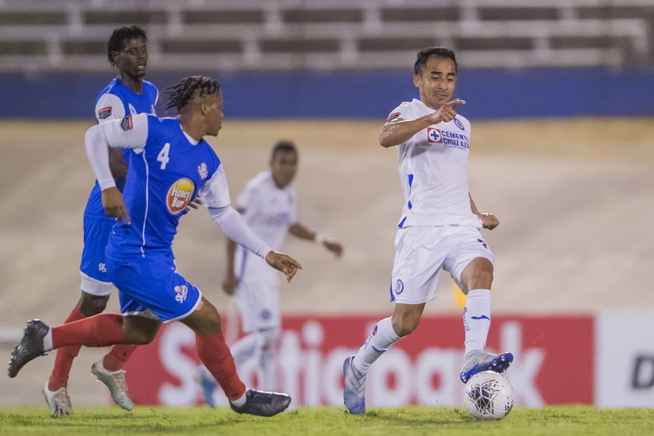Rafael Baca recibe un gran pase de Jonatahan Borja pero la defensa logra cortar el peligro con una garn barrida..