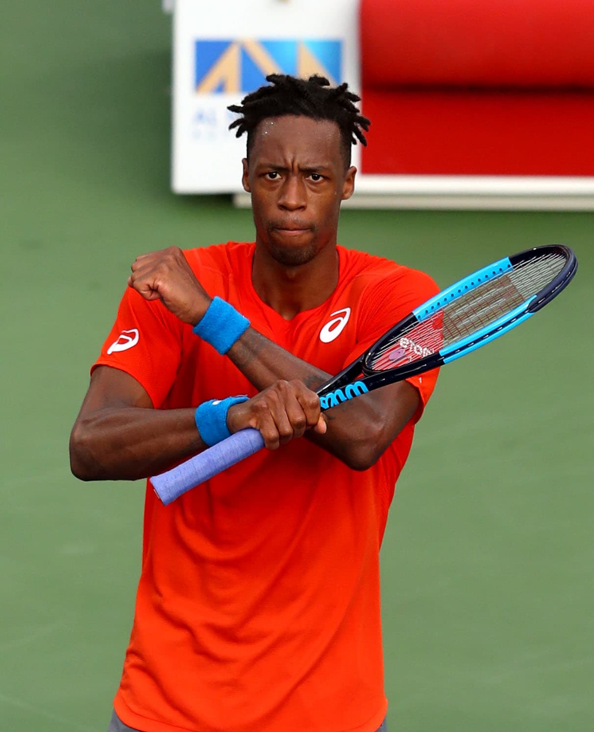 El francés Gael Monfils, que venció 6-1, 7-6 (3), 6-2 al lituano Ricardas Berankis, y buscará detener en la Semifinal del ATP 500 de Dubai al griego de 20 años Stefanos Tsitsipas, que se impuso 6-7 (4), 7-6 (1), 6-1 al polaco Hubert Hurkacz para clasificar a su tercera semifinal en 2019.