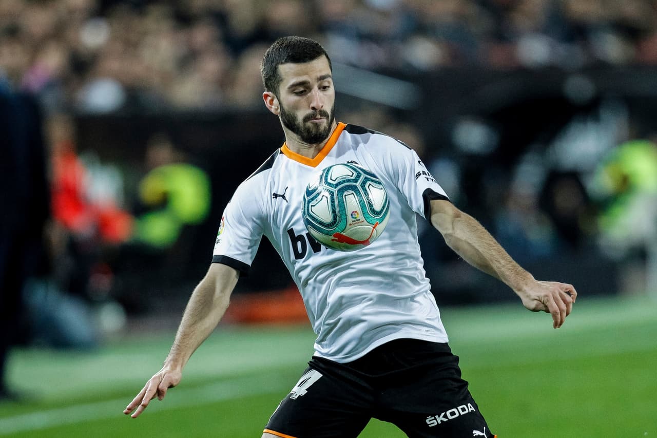 Valencia le disputa la posesión del balón al Real Madrid.