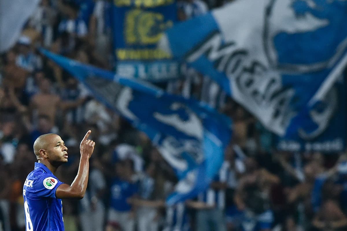 El delantero argelino Yacine Brahimi celebra el gol del empate para el Porto en el minuto 25.