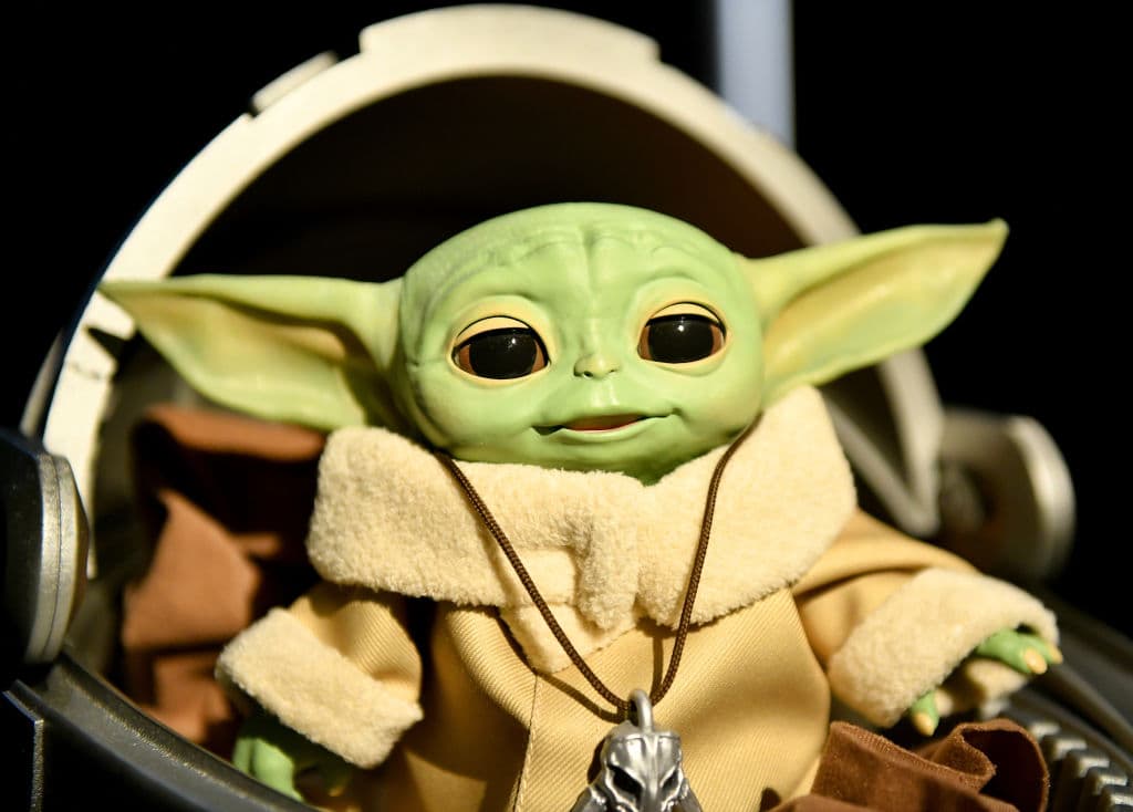 La segunda temporada fue una de las mejores producciones del 2020 y ‘The Child’ se robó las cámaras y nuestros corazones por ser una versión pequeña de Yoda, criatura a la que Mando debe mantener a salvo.